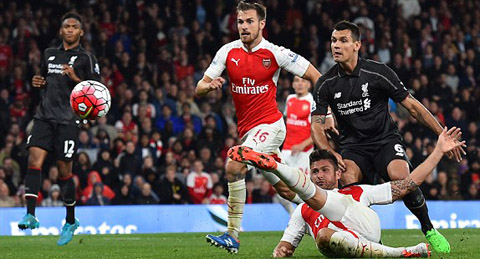 Thierry Henry muốn Arsenal loại bỏ chân gỗ Giroud