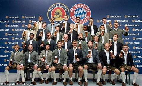 Nhà ĐKVĐ Bundesliga tưng bừng uống bia chụp ảnh quảng cáo