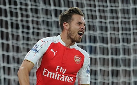 Tiền vệ Ramsey: Bóng đá nên học... bóng bầu dục