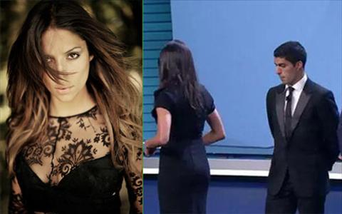 Luis Suarez liếc trộm nữ MC xinh đẹp tại lễ bốc thăm chia bảng Champions League