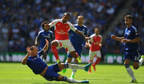 Góc kỹ thuật: Walcott là lời giải cho vị trí “số 9” của Arsenal