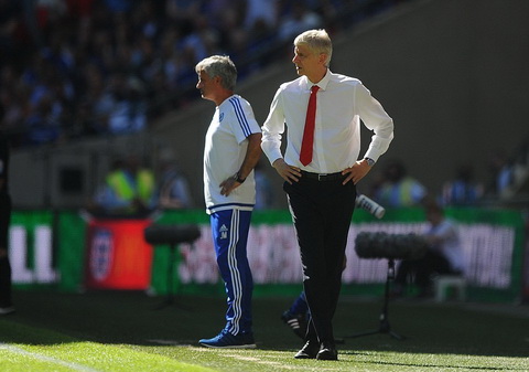 Thua đau Arsenal, HLV Mourinho bực bội ném kỷ niệm chương Siêu cúp Anh 2015 lên khán đài