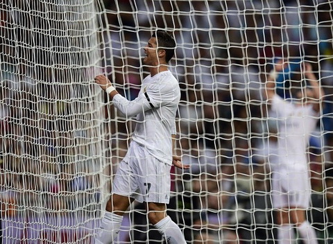 Ronaldo tiep tuc tit ngoi, Real Madrid van va 5 dau ngon tay vo mat Betis hinh anh