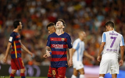 Thien tai Messi mat duyen, Barca nhoc nhan da bai Malaga nho nguoi hung Vermaelen hinh anh 2