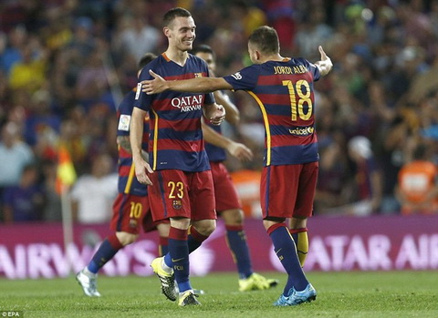 Thien tai Messi mat duyen, Barca nhoc nhan da bai Malaga nho nguoi hung Vermaelen hinh anh