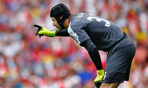 Mac sai lam ngo ngan, Petr Cech an no gach da tu fan Arsenal hinh anh