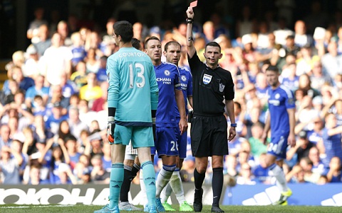 Courtois bị cấm thi đấu mấy trận sau chiếc thẻ đỏ phải nhận?