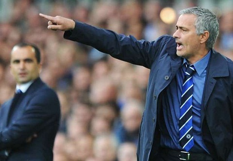 Mourinho khong giu duoc binh tinh, vang tuc voi HLV Everton hinh anh