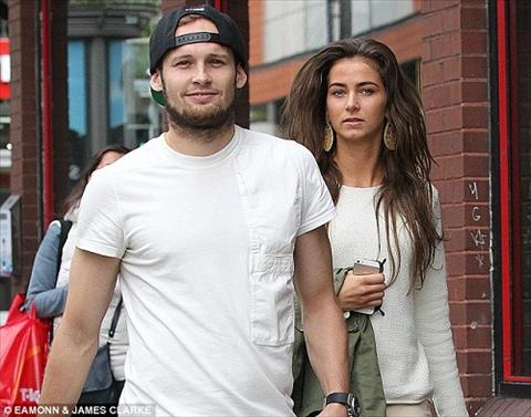 Thang Liverpool, nguoi hung Daley Blind lai ti ton voi co bo Candy hinh anh