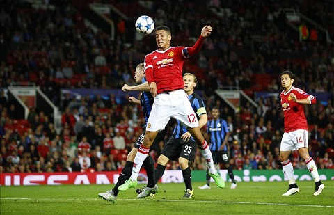 Trung ve Chris Smalling lay lai phong do la nho Van Gaal hinh anh