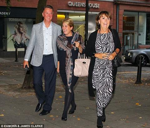 HLV Van Gaal hớn hở đưa vợ đi ăn tối để mừng đại thắng Liverpool