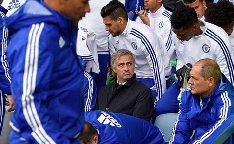 Mourinho thiet quan luat, cam cac cau thu Chelsea khong duoc cuoi hinh anh