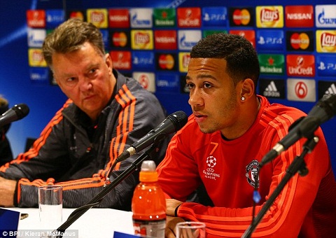 Van Gaal và Depay bị công kích dữ dội