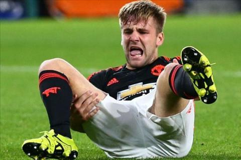 HLV Van Gaal không thể cầm lòng khi nhìn học trò Luke Shaw bật khóc