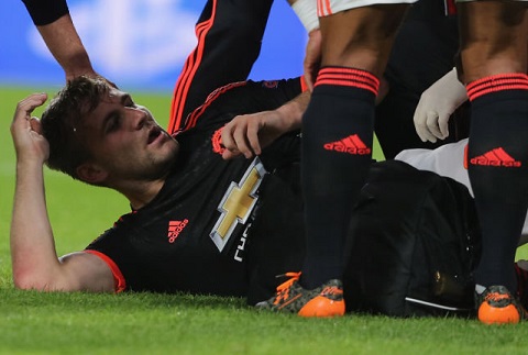 Chân Luke Shaw gãy 2 chỗ, tiếp tục lên bàn mổ