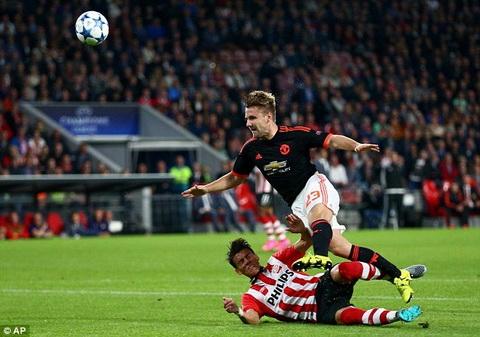 HLV Cocu và Moreno đến thăm hỏi Luke Shaw