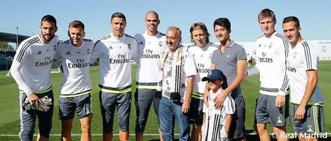 Ngôi sao Ronaldo và đồng đội tại Real chào đón cha con tị nạn Syria bị ngáng chân