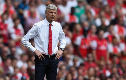 Wenger ăn no gạch từ các CĐV Arsenal
