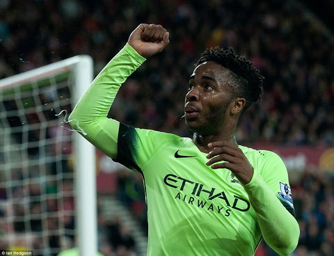 Sterling: “Chơi bên cạnh Aguero và Silva giúp tôi trưởng thành hơn”