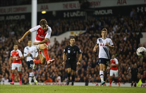 CĐV Arsenal kêu gọi chân gỗ Giroud nhường vị trí tiền đạo cho người hùng Flamini