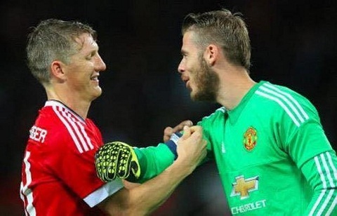 Schweinsteiger có hành động cực tâm lý với De Gea trong trận gặp Ipswich