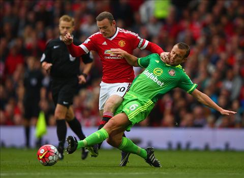 Wayne Rooney san bằng kỷ lục ghi bàn cho M.U của huyền thoại Denis Law