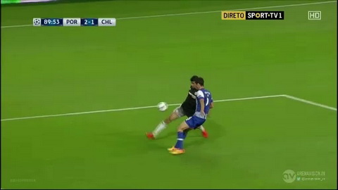 Chelsea đã bị cướp trắng một quả phạt 11m ở trận thua Porto?