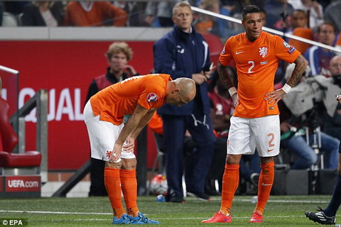 Ha Lan 0-1 Iceland Robben chan thuong, Indi nhan the do, Oranje danh guc nga tren san nha hinh anh 3
