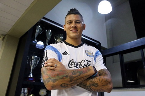 Trung vệ Marcos Rojo đã từ chối 3 CLB để ở lại M.U