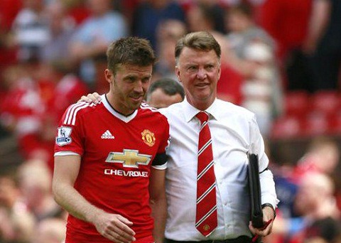 Van Gaal bị chỉ trích vì quản lý nhân sự kém