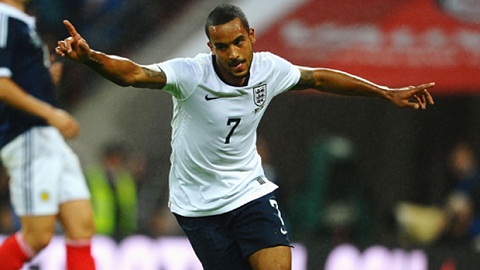 Theo Walcott tỏa sáng tại ĐTQG: Cú hích cần thiết