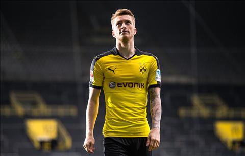 Marco Reus trổ tài bịt mắt sút phạt trúng xà ngang
