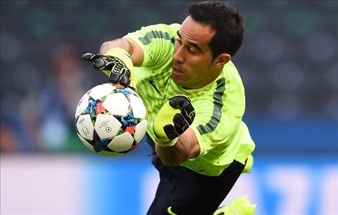 Claudio Bravo bị loại khỏi FIFPro 2015: Người hùng bị lãng quên