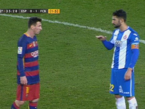 Man Messi va dich thu chui nhau o tran Espanyol 0-2 Barca hinh anh