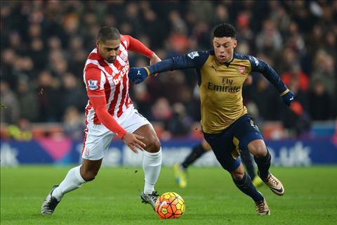 Vấn đề của Arsenal: Chamberlain không hợp đá “số 10”