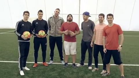 Oscar và Lamela rủ nhau thi tài với các ngôi sao... bóng bầu dục