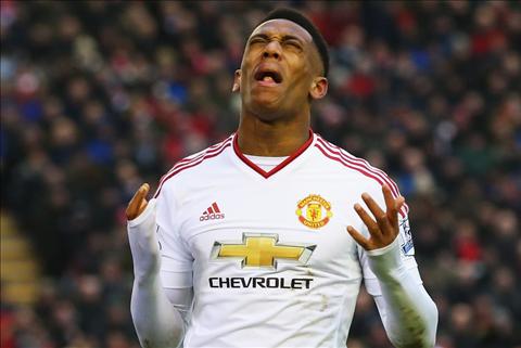 Van Gaal vẫn tiếp tục hủy hoại tài năng của Martial?