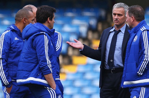 Jose Mourinho triệu tập các phụ tá, sẵn sàng thay thế Louis van Gaal