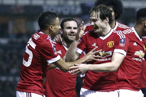 Những điểm nhấn sau trận Derby 1-3 M.U: Van Gaal, Blind và Martial