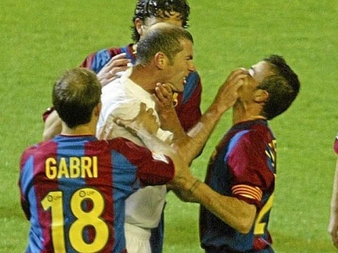 Zidane tung moc mat Enrique tren san co hinh anh