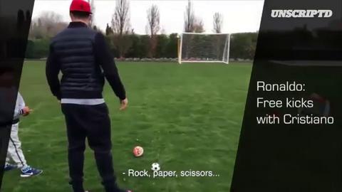 Clip độc: Ngôi sao Ronaldo thi đấu súng với con trai