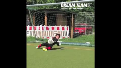 Siêu thủ môn nhí phản xạ như De Gea