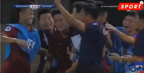 Hà Đức Chinh đánh đầu tung lưới U19 Triều Tiên