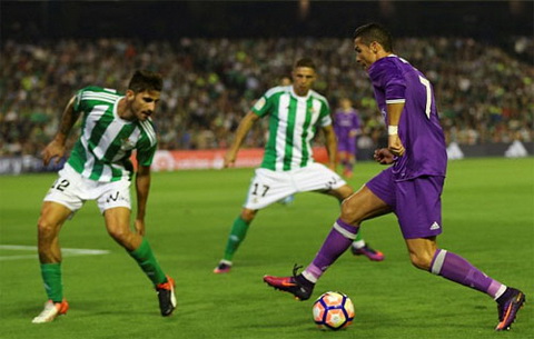 Isco (trai) toa sang trong vai tro tien ve tan cong. Anh: Reuters Ronaldo tim lai cam giac ghi ban o La Liga.