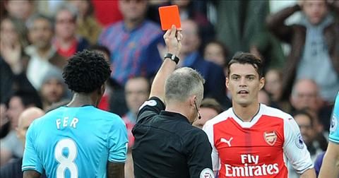 Wenger bảo vệ học trò Xhaka sau thẻ đỏ