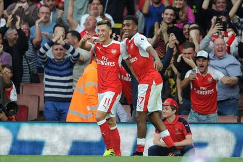 Sao Arsenal bay to cam xuc khi duoc Ozil khen… giong chu  hinh anh