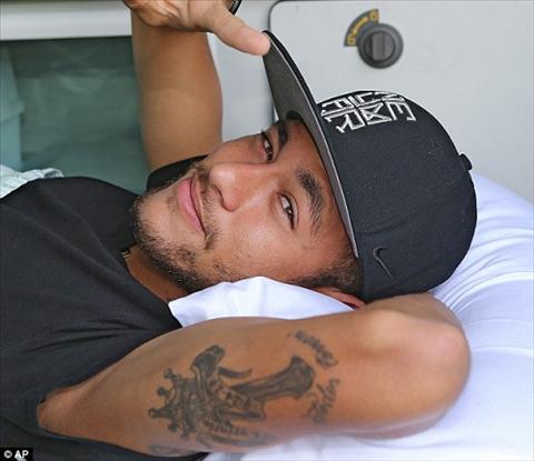 Neymar xam bieu tuong ton giao moi nhat tren ca hai chan hinh anh 2