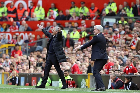 Dư âm M.U 1-1 Stoke: Cái lắc đầu của Mourinho
