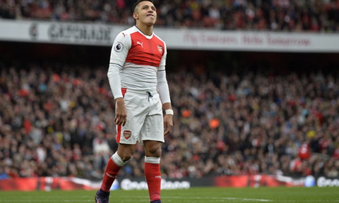 No luc cua Sanchez khong du giup Arsenal co tron ba diem. Anh: Reuters.