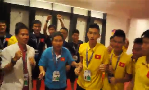 Clip nóng: U19 Việt Nam ăn mừng tưng bừng trong phòng thay đồ